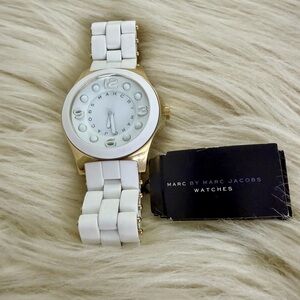 Marc by Marc Jacobs Women's White Gold Quartz Wristwatch Water-Resistant Analog